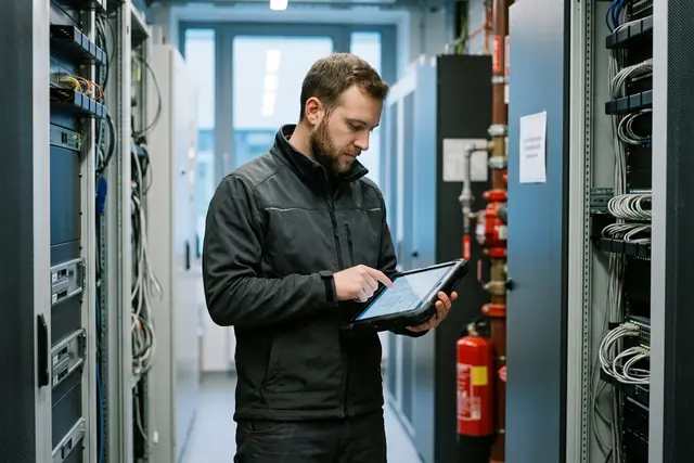 Techniker ruft das digitale Prüfprotokoll eines Objekts auf dem Tablet auf